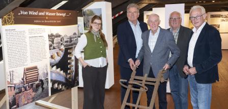 Fünf Personen in einem Ausstellungsraum