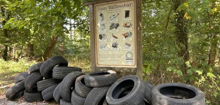 Reifenstapel auf einem Wanderparkplatz