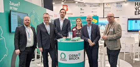 Gruppe von Personen auf Messestand
