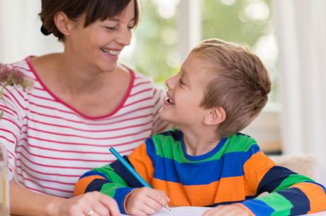 Mutter mit Kind , Hausaufgaben Mutter mit Kind , Hausaufgaben