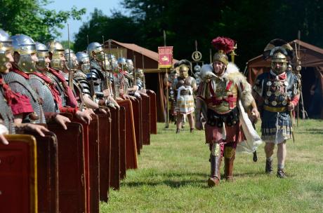 Als Römer verkleidete Personen haben sich in einer Reihe aufgestellt.