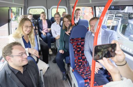 Eine Personengruppe sitzt in einem Bus.