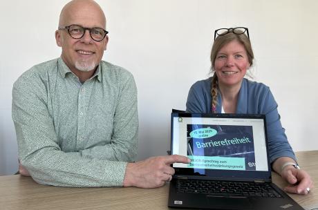 2 Personen vor Laptop