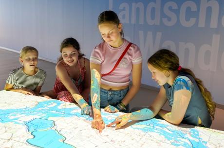 Vier Personen in einer Ausstellung