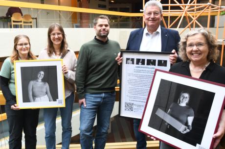 5 Personen mit Bild in der Hand