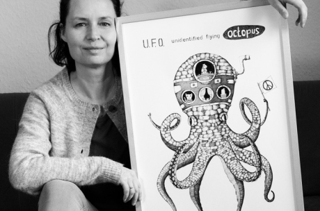 Person barfuß sitzt auf einem Sofa.