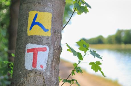 Wegmarkierung an einem Bau neben einem Schiffskanal