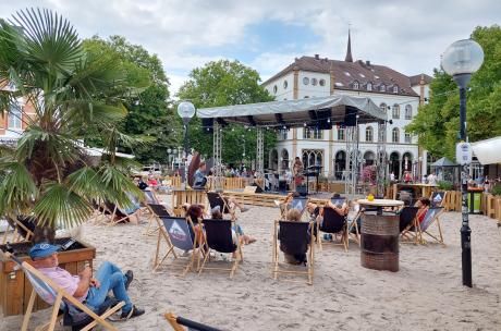 Künstlicher Strand in einer Innenstadt