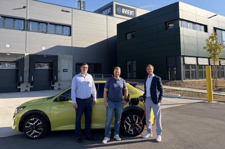 3 Personen vor Auto