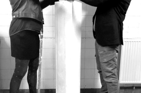 Zwei Personen mit Putzeimern und Wäschestücken