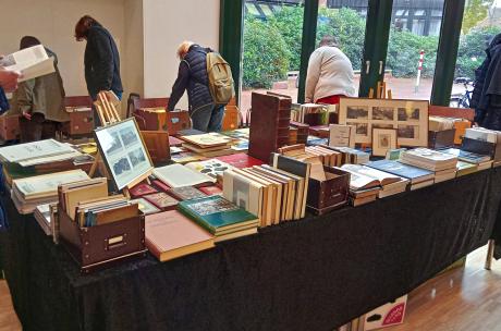 Personen zwischen Büchertischen