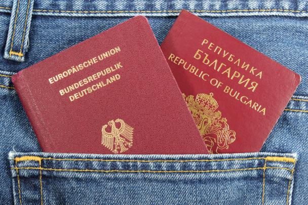 Ausländerbehörde Ausweise in Hosentasche