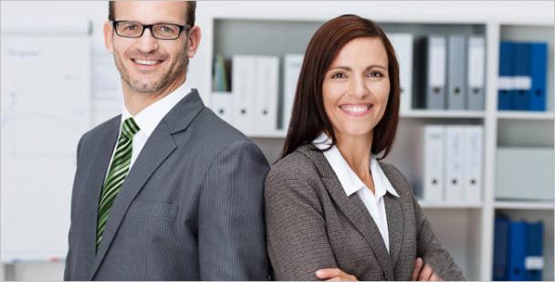WIGOS Ein Mann und eine Frau stehen in einem Büro.