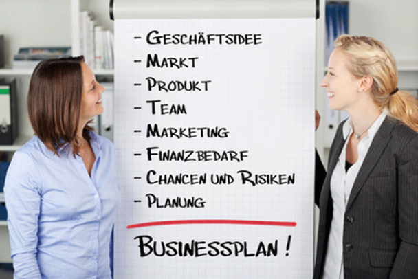 Gründerhaus Zwei Frauen stehen an einem Flipchart