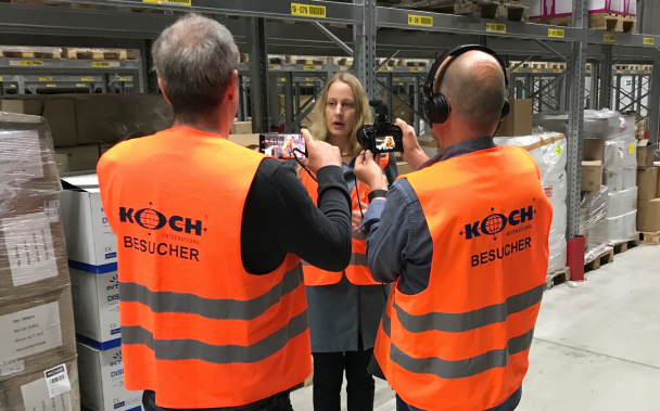 Landrätin Anna Kebschull zeigt dem ZDF-Team des Magazins „Frontal 21“ die Regale mit der Schutzausrüstung, die Landkreis und Stadt Osnabrück gemeinsam angeschafft haben. 