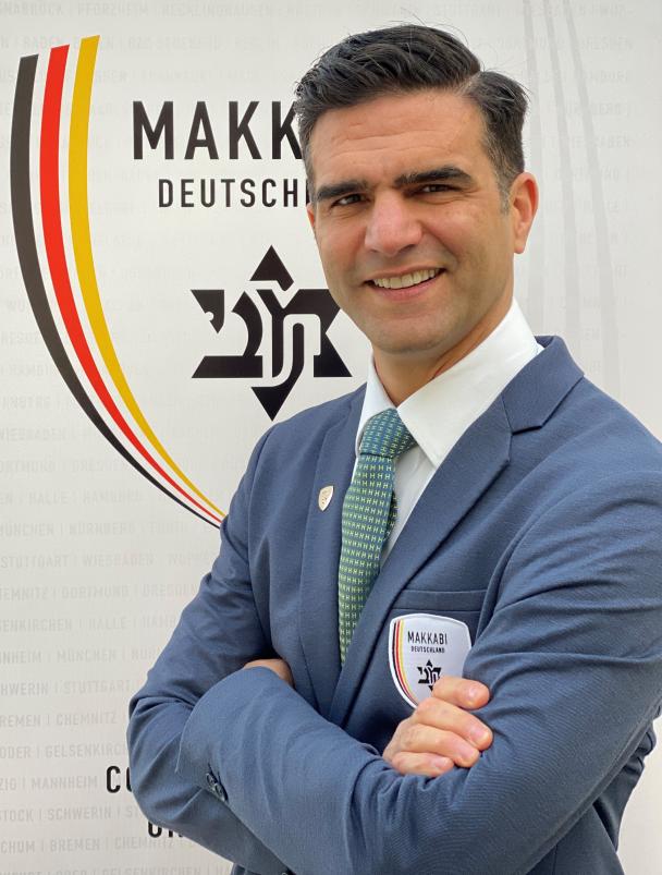 Alon Meyer Alon Meyer vor Logo MAKKABI Deutschland e.V.