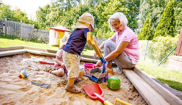 Zwei Personen im Sandkasten