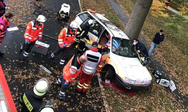 Einsatzkräfte von Rettungsdiensten und Feuerwehr auf einer Landstraße