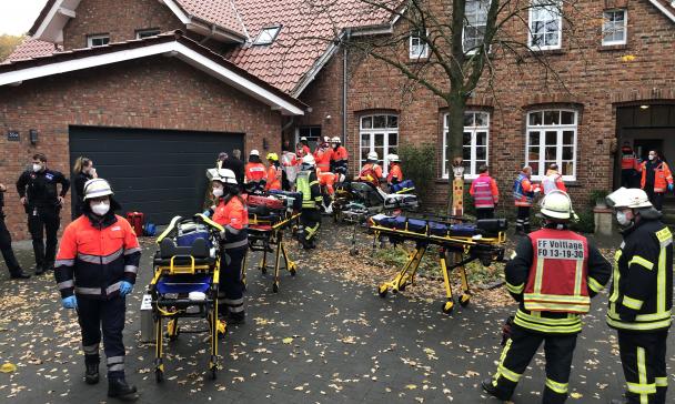 Einsatzkräfte von Rettungsdiensten und Feuerwehr bei der Übung in Südmerzen