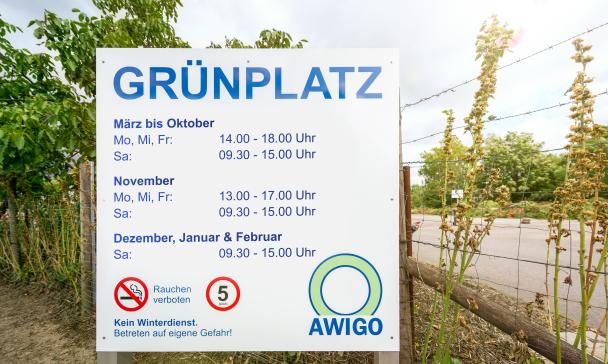 Schild Öffnungszeiten Grünabfall