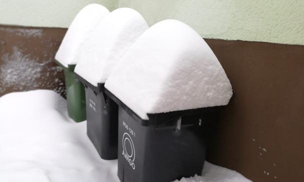 3 Abfalltonnen im Schnee