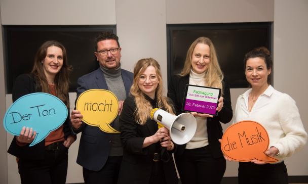 5 Personen mit Plakat in der Hand
