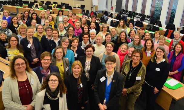 Rund 300 Frauen in einem Saal