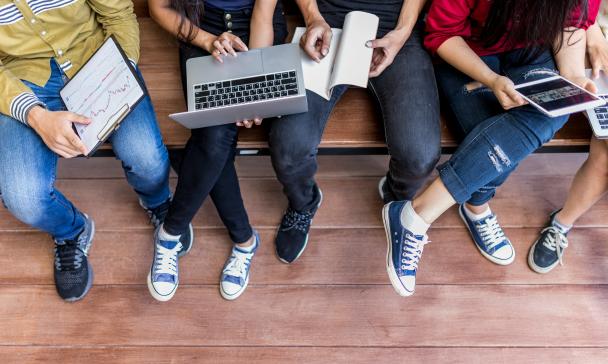 Studenten mit Laptop