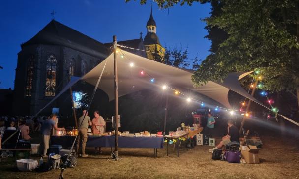 Baldachin vor einer Kirche am Abend