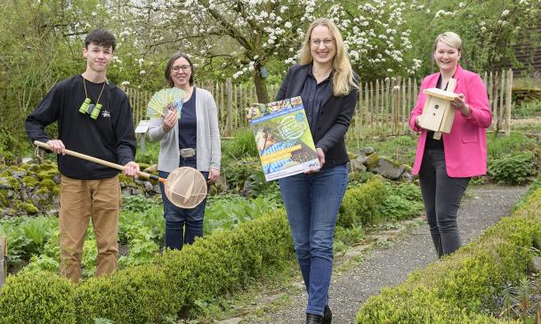 5 Personen im Garten