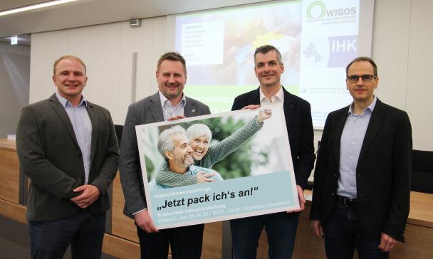 4 Personen mit Plakat