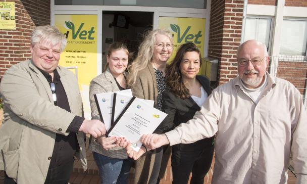 5 Personen halten ein Plakat