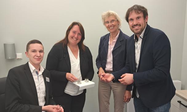 5 Personen in Arztpraxis