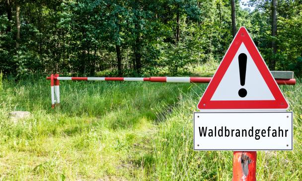 Schild Waldbrandgefahr im Wald