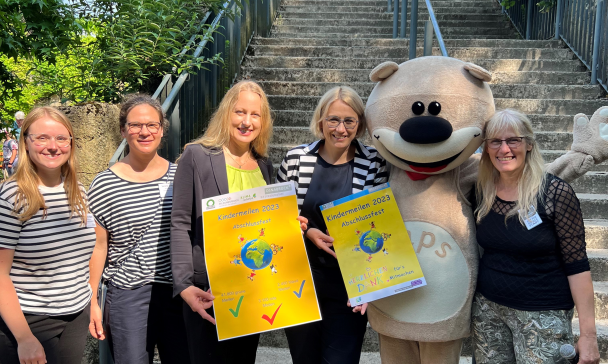 5 Personen mit Maskottchen der Aktion Kindermeilen