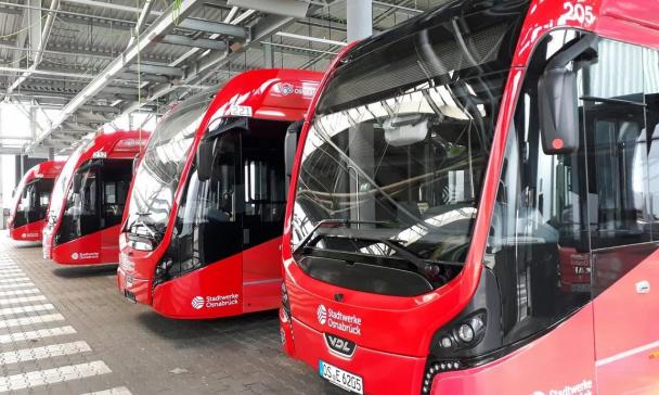 Busse stehen in einer Fahrzeughalle