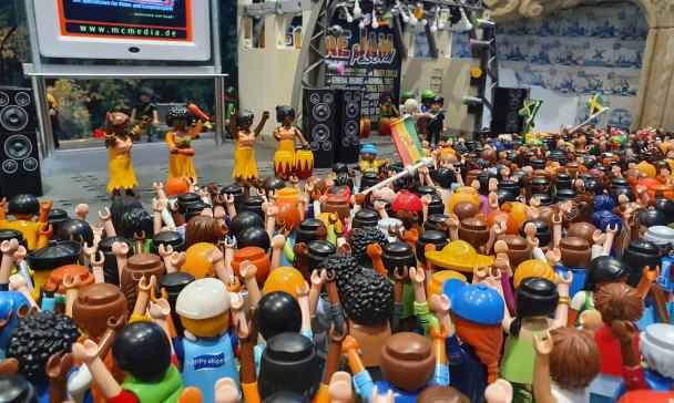 Playmobilfiguren auf und vor einer Festivalbühne