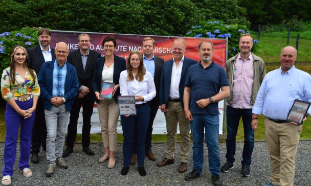 Gruppe von Personen am Feldrand stehend