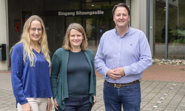 3 Personen vor Kreishaus