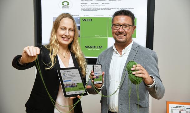 2 Personen vor Schautafel