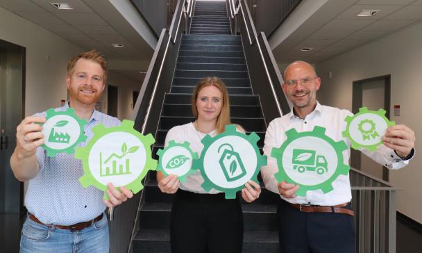 Drei Personen in einem Treppenhaus