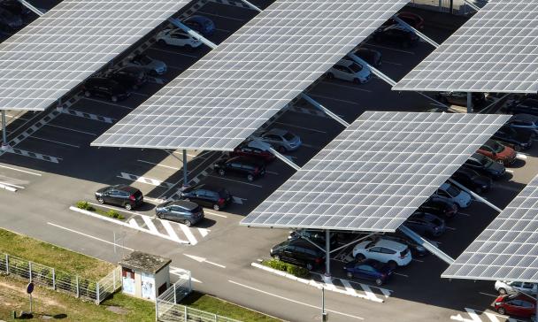Solardächer über Parkplatz