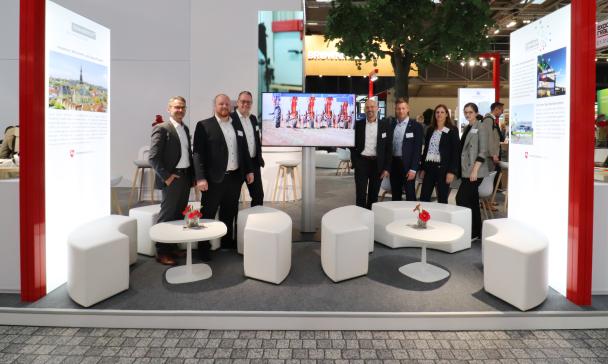 Gruppe von Personen in Messehalle