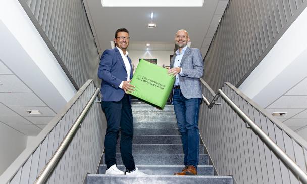 2 Personen im Treppenhaus