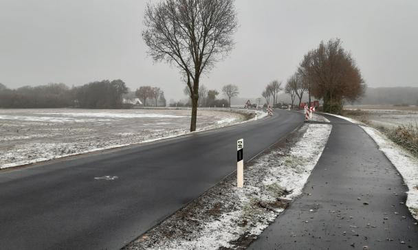 Blick auf eine Landstraße, Felder, Bäume