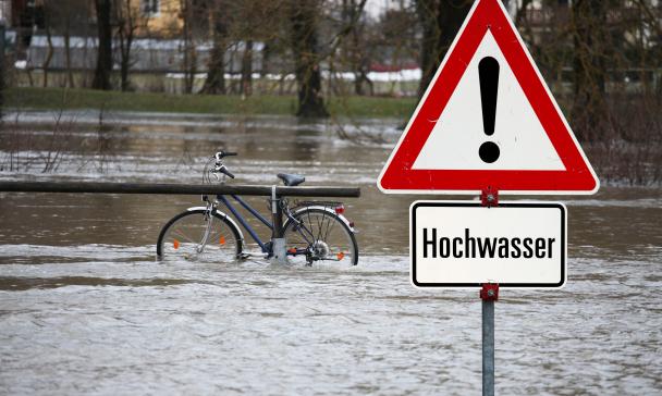 Schild mit Wort Hochwasser