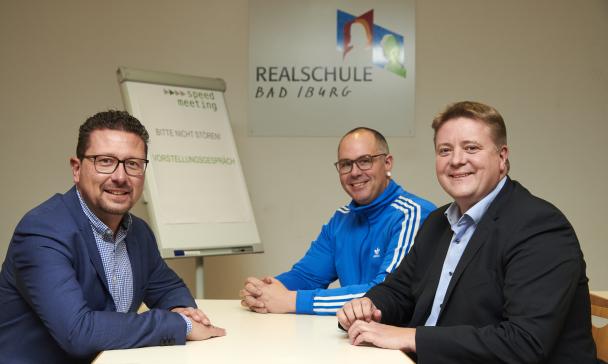 3 Personen an einem Tisch