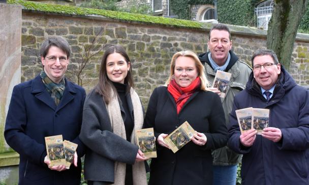 5 Personen vor Stadtmauer in Melle