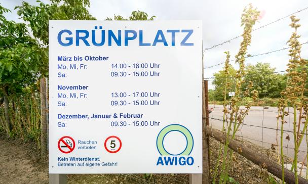 Schild mit Öffnungszeiten