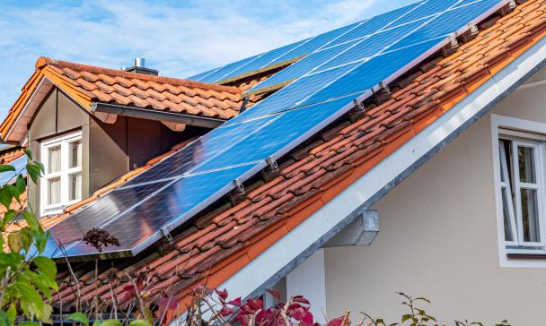 Solarzellenpanel auf einem Hausdach